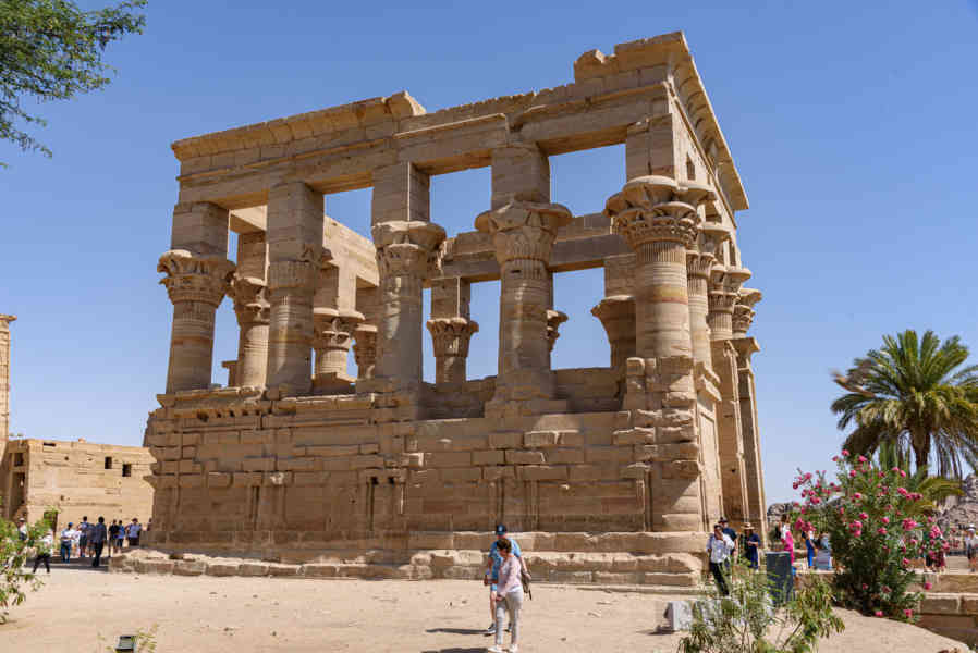 Egipto 202 - Aswan - Templo de Philae - Quiosco de Trajano.jpg